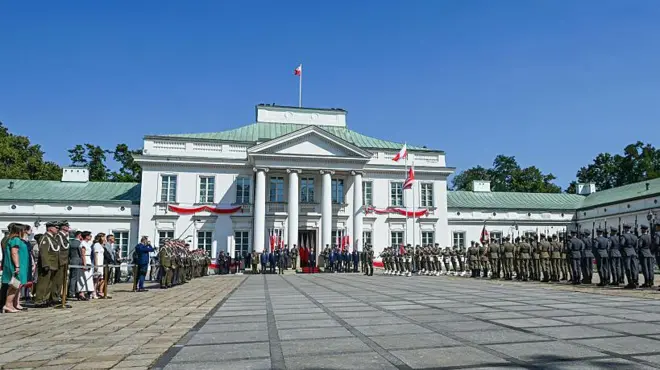 Військові вишикувалися перед палацом Бельведер