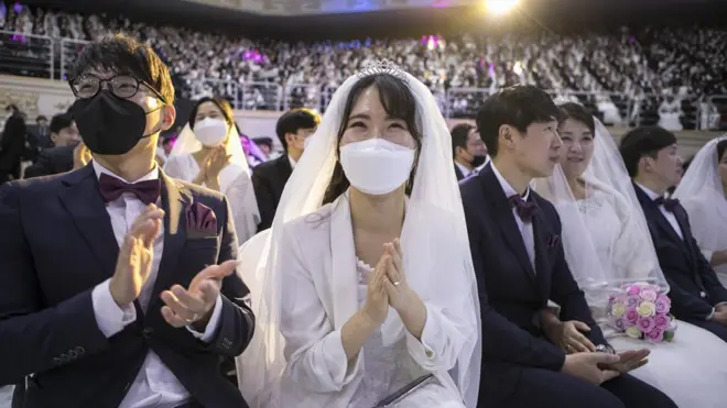 کورونا ویروس؛ سوېلي کوریا کې د زرګونو جوړو ډله ییز واده