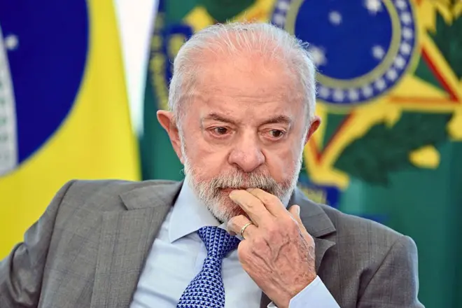 Presidente Lula pensativo 