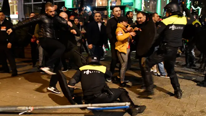 اشتباك بين الشرطة الهولندية ومحتجين