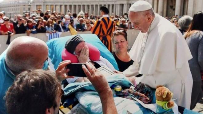 Papa Francisco abençoando uma paciente em estado terminal