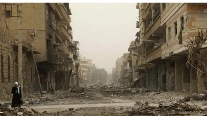 دير الزور تعاني من دمار كبير نظرا لكونها واحدة من أهم المدن التي تشهد قتالا عنيفا بين المسحلين من مختلف الفصائل والقوات السورية