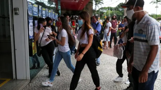 Alunos chegando para prestar o Enem 2020futebol ao vivo biz17futebol ao vivo bizjaneiro; prova teve abstenção recorde