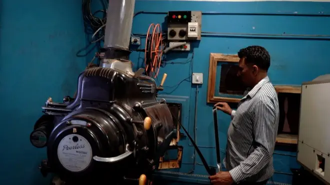 شاید بہت کم لوگوں نے جاننا گوارا کیا کہ جنھوں نے پروجیکشن روم کے اندھیروں میں اپنی زندگیاں گزار دیں ان پر کیا گزری