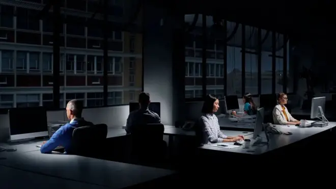 초과 근무가 더 큰 생산성으로 이어지지 않는다는 연구가 있지만, 프레젠티즘은 오랫동안 뿌리 깊은 관행이다