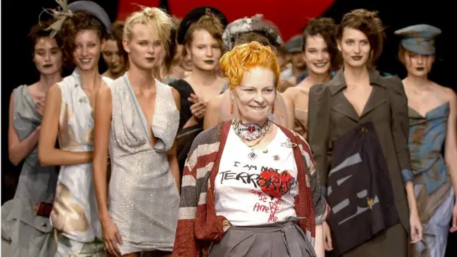 Vivienne Westwood camina por la pasarela durante el desfile de moda Primavera/Verano 2006 como parte de la Semana de la Moda de París el 4 de octubre de 2005.