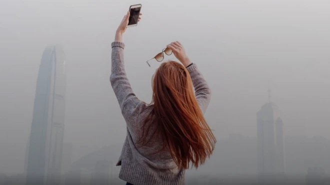 หญิงถ่ายเซลฟี่