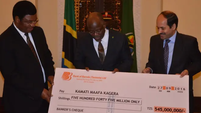 Rais Pombe Magufuli wa Tanzania akiwa na waziri mkuu wake Kassim Majaliwa na balozi wa India nchini humo, Narendra Modi