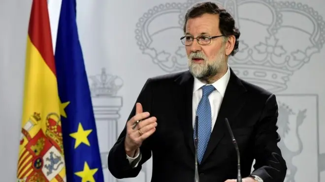 西班牙首相拉霍伊（Mariano Rajoy）说，这一举措旨在让加泰罗尼亚地区"回归正常"。
