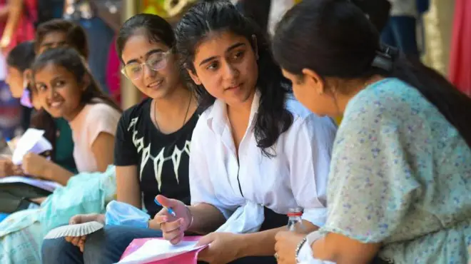 परीक्षा देती लड़कियां