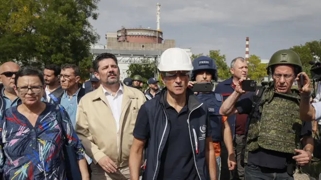 فريق غروسي خلال تفقد المنشأة النووية