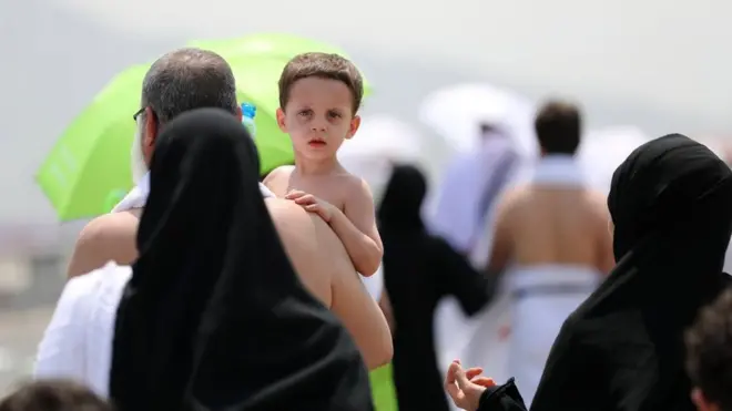 سږکال د حجیانو په ډله کې هغه دوې مېرمنې هم وې چې د حج په مراسمو کې يې کوچنیان زېږولي دي.