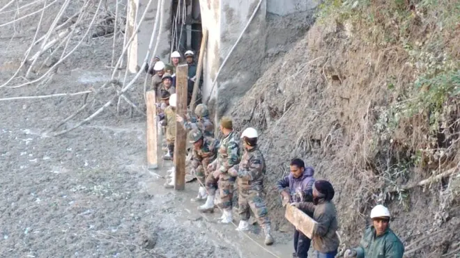 उत्तरखण्ड के डीजीपी अशोक कुमार के मुताबिक, 'पानी और मलबा जो नीचे डाउनस्ट्रीम में आया, वहां सभी को अलर्ट करके इलाक़ा खाली करा लिया गया है. ये मलबा और पानी श्रीनगर के बांध में पहुंच कर स्थिर हो गया है और अब आगे के इलाक़े के लिए कोई ख़तरा नहीं है.'