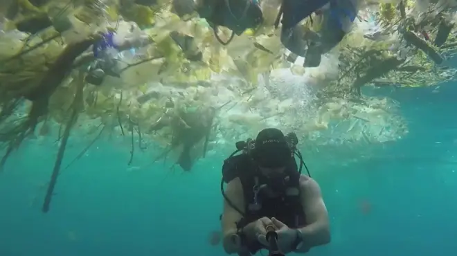 El buzo inglés Rich Horner se sumergió en las aguas antaño cristalinas de Nusa Penida y lo que encontró fue un mar de plástico.