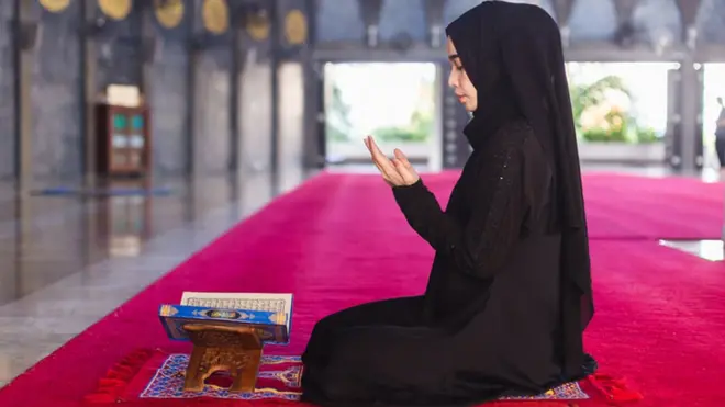 নামাজরত নারী