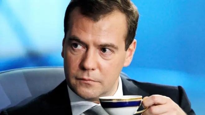 Dmitry Medvedev con una taza de café.