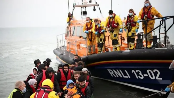 الحكومة البريطانية تسعى إلى وقف وصول المهاجرين بالزوارق