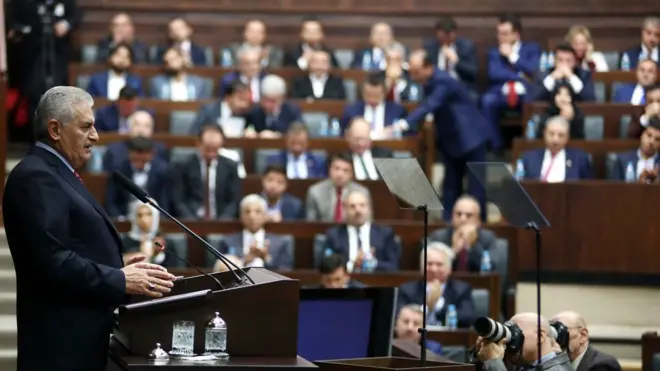 Başbakan Binali Yıldırım, AKP milletvekillerinin Meclis'e getirdiği önergenin