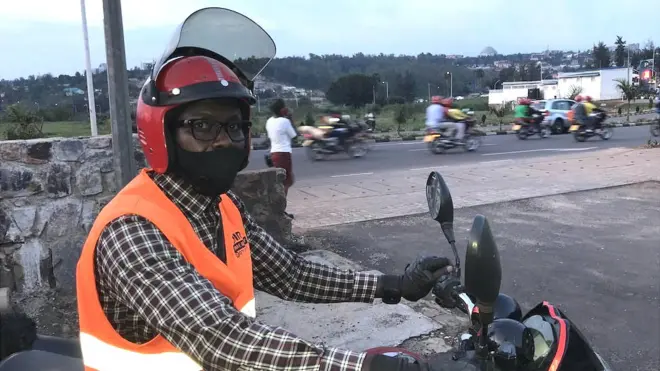 Didier Ndabahariye est l'un des 25 000 chauffeurs de taxi-moto de Kigali
