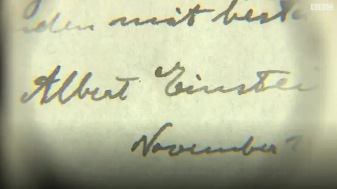 عالم الفيزياء الفذ يكافئ حامل أغراض بثلاثة أسطر باللغة الألمانية بيعت بعد قرن بما يربو عن المليون دولار