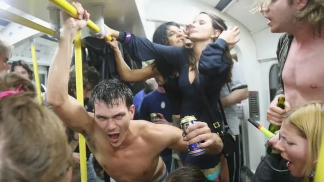 31 мая 2008 года. Последний день, когда в лондонском метро было разрешено пить спиртное. Молодежь решила это дело отметить, катаясь кругами по кольцевой линии