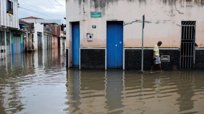 De acordo com os meteorologistas ouvidos pela reportagem, a previsão é que chova cerca entre 100 e 200 mm até o próximo domingo (2/1), a mesma quantidade esperada para o mês inteiroapostas csdezembro.