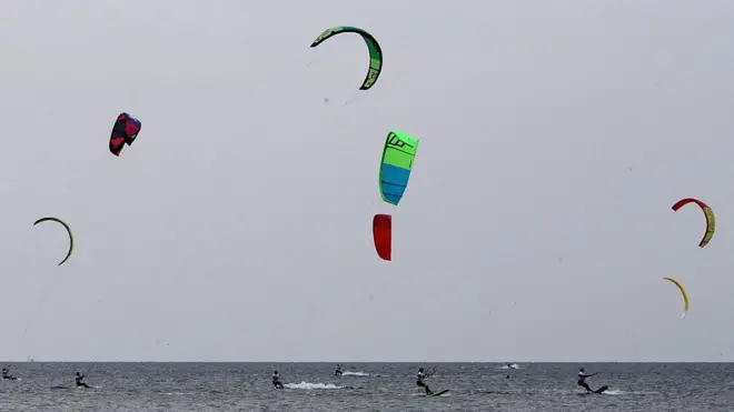 දිය මත පා වෙන සරුංගල්