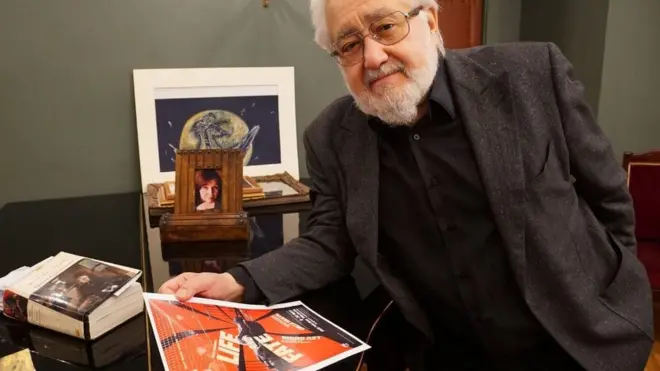 Лев Додин с афишей лондонского спектакля "Жизнь и судьба"