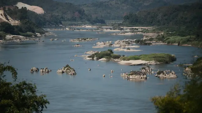 โครงการปรับปรุงร่องน้ำโขง หรือระเบิดเกาะแก่งแม่น้ำโขง ถูกรื้อฟื้นขึ้นมาในสมัยรัฐบาล คสช. เมื่อปลายปี 2559 และยกเลิกอย่างเป็นทางการตามการให้สัมภาษณ์ของ รมว.ต่างประเทศ เมื่อปี 2562