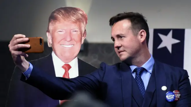 Селфи с портретом Трампа