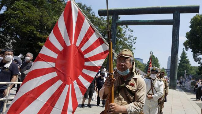 身穿二戰日本皇軍制服老人舉著長槍與日本軍旗走進東京靖國神社（15/8/2020）