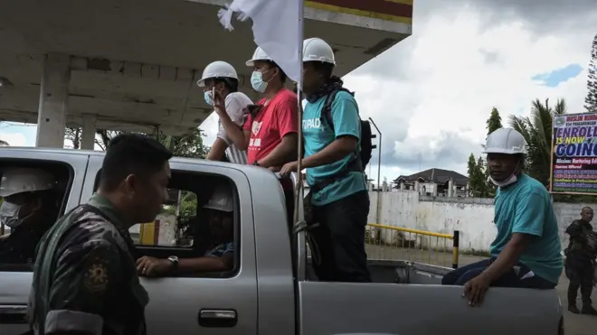 Tim dari warga sipil melewati pos pemeriksaan yang didirikan militer di Marawi, Filipina selatan.