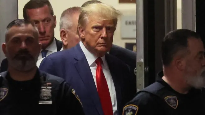 الرئيس الأمريكي السابق دونالد ترامب يدخل قاعة المحكمة