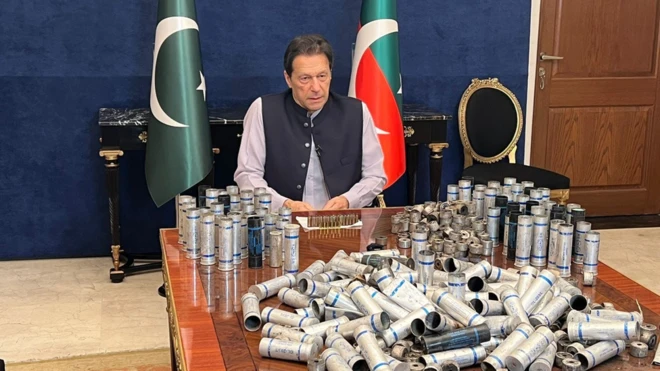 গুলি ও কাঁদানের গ্যাসের শেল দেখিয়ে ইমরান খান বলেন যে এগুলো তার বাসভবনে নিক্ষেপ করা হয়েছে।