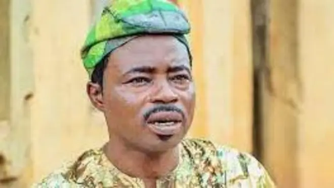 Oloogbe Adesina Okiki Oshin tawọn eeyan mọ si Janmole wọ aṣọ dudu 