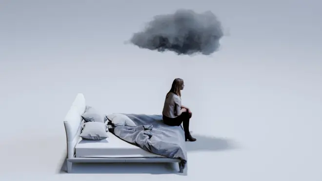 kafasında kara bulutlar olan bir kadın