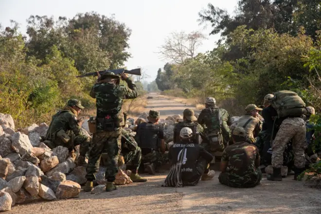 KNLA တပ်ဖွဲ့ဝင်တွေ (ပုံဟောင်း)