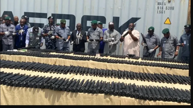 Aworan awọn ibọn naa pẹlu awọn ọga aṣọbode