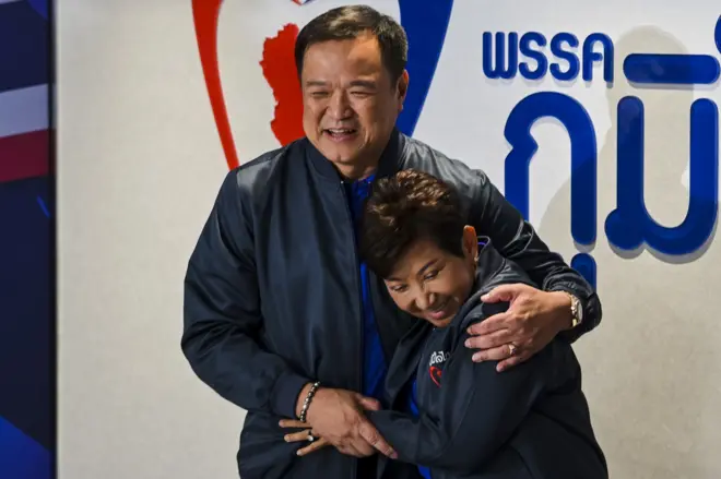 นายอนุทิน ชาญวีรกูล ต้อนรับอดีต ส.ส. ที่ย้ายมาสังกัด ภท. 16 ธ.ค. ซึ่งเขาบอกว่าเป็น “ฤกษ์สะดวก”