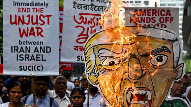 Aktivis Pusat Persatuan Sosial India (SUCI) membakar patung Presiden AS Donald Trump di Kolkata pada 22 Juni 2025.