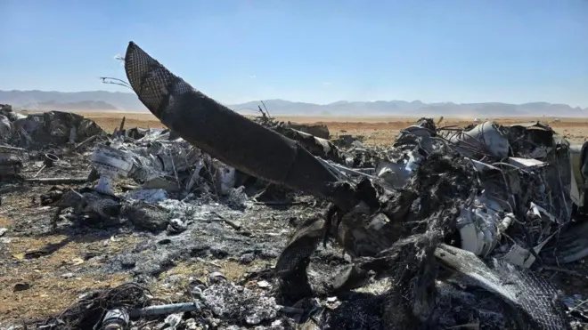 အီရန်အပြောအရ အမေရိကန်ကယ်ဆယ်ရေးစစ်ဆင်ရေးအတွင်း ဖျက်ဆီးခံလိုက်ရတယ်လို့ဆိုတဲ့ လေယာဉ်အပိုင်းအစတွေကို အီရန်နိုင်ငံပိုင်ရုပ်သံကနေ ပြသခဲ့