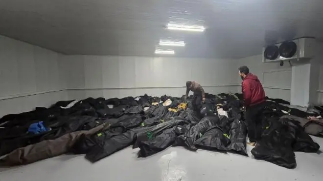 اجساد شماری از معترضان دی در کیسه‌های حمل جسد در گوشه‌ای از پزشکی قانونی کهریزک در جنوب تهران