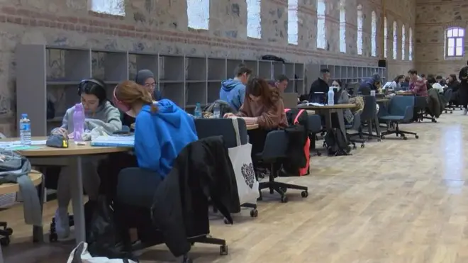 Kütüphanede öğreciler