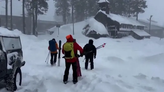 Спасательная команда отправляется на место лавины на склоне в глубине горной местности Сьерра-Невада в Калифорнии, где застряла группа лыжников, в округе Невада, Калифорния, США, 17 февраля 2026 года.