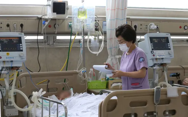 환자 돌보는 간호사