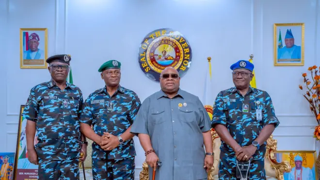 Ọga ọlọpaa pata ni Naijiria pẹlu Gomina Ademola Adeleke atawọn ọlọpaa meji ree lasiko abẹwo naa