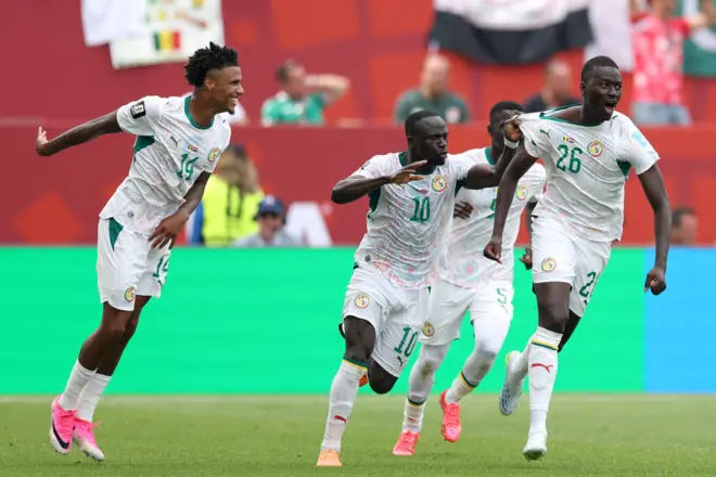 بابي غايي يحتفل مع زميله ساديو ماني بعد الهدف الثالث في شباك العراق ضمن منافسات كأس العالم 2026