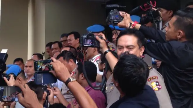 Basuki Tjahaja Purnama alias Ahok diperiksa selama sekitar sembilan jam di Mabes Polri, Jakarta, Senin (07/11).