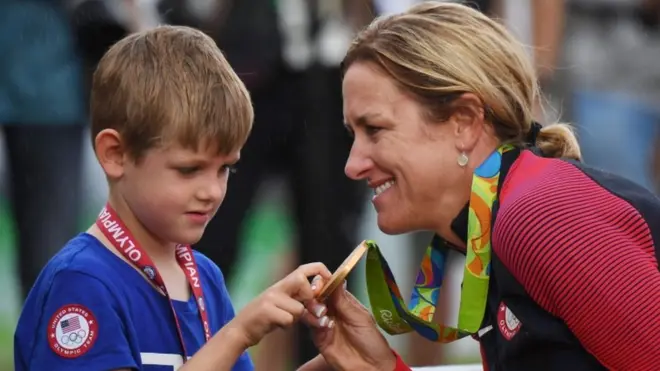 Kristin Armstrong mostra medalhasites para apostasouro ao filho Lucas,sites para apostas5 anos