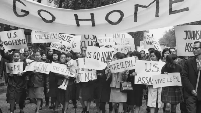 21 اکتوبر 1967 پیرس میں ویتنام جنگ کے خلاف ہونے والے مظاہرے کا منظر